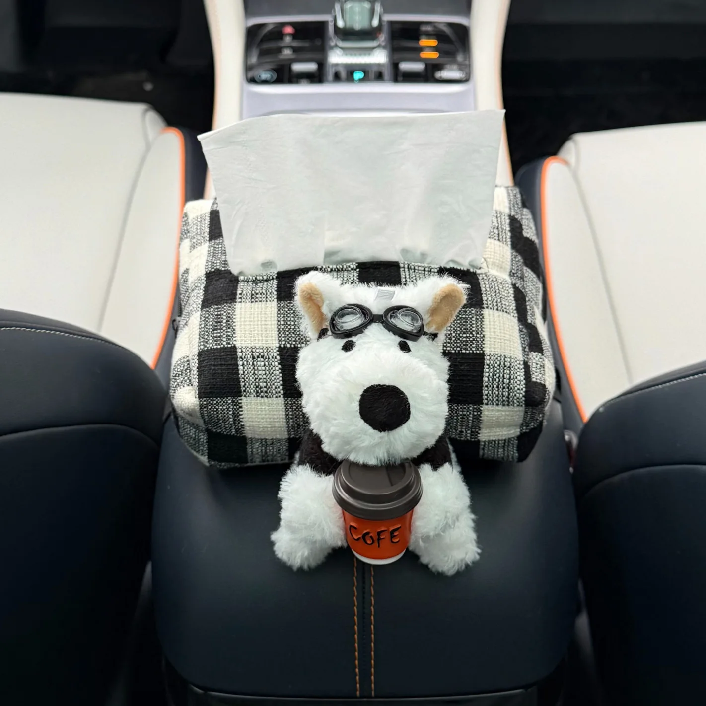 커피 애호가를 위한 차량용 티슈 박스 플래드 디자인 강아지 인형 홀더 팔걸이 박스 차량 내부 소프트 플러시 소재 수납 정리함
