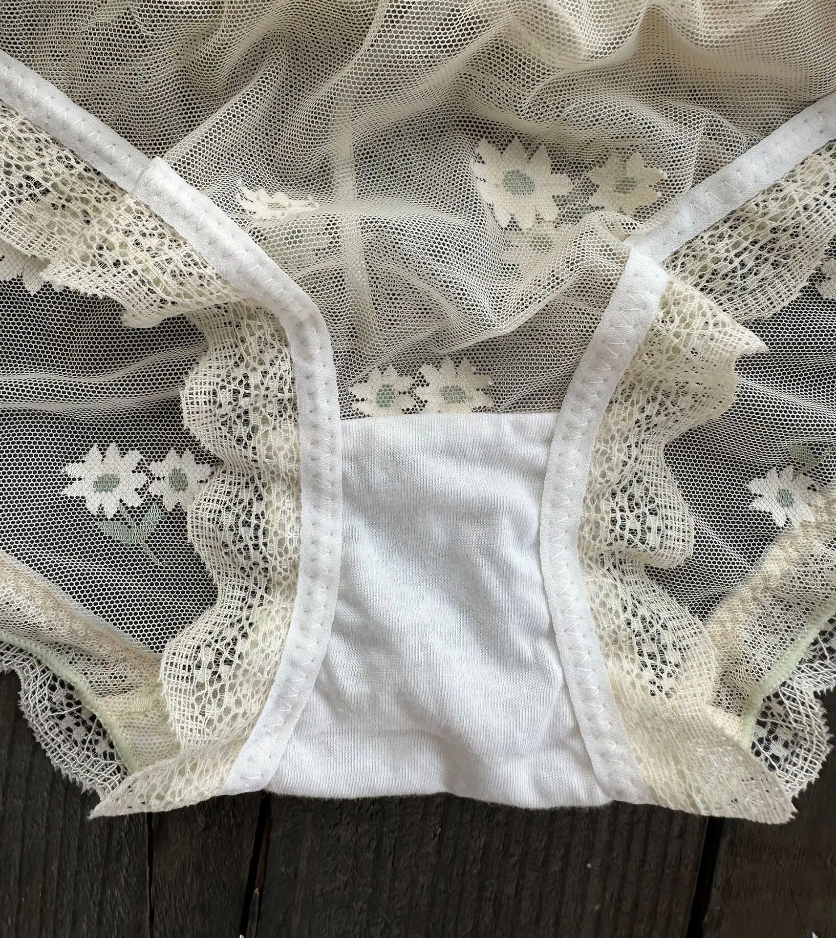 Breathing / new Japanese breathable lightweight underwear daisy jacquard mesh breifs sexy lace sweet girl panties