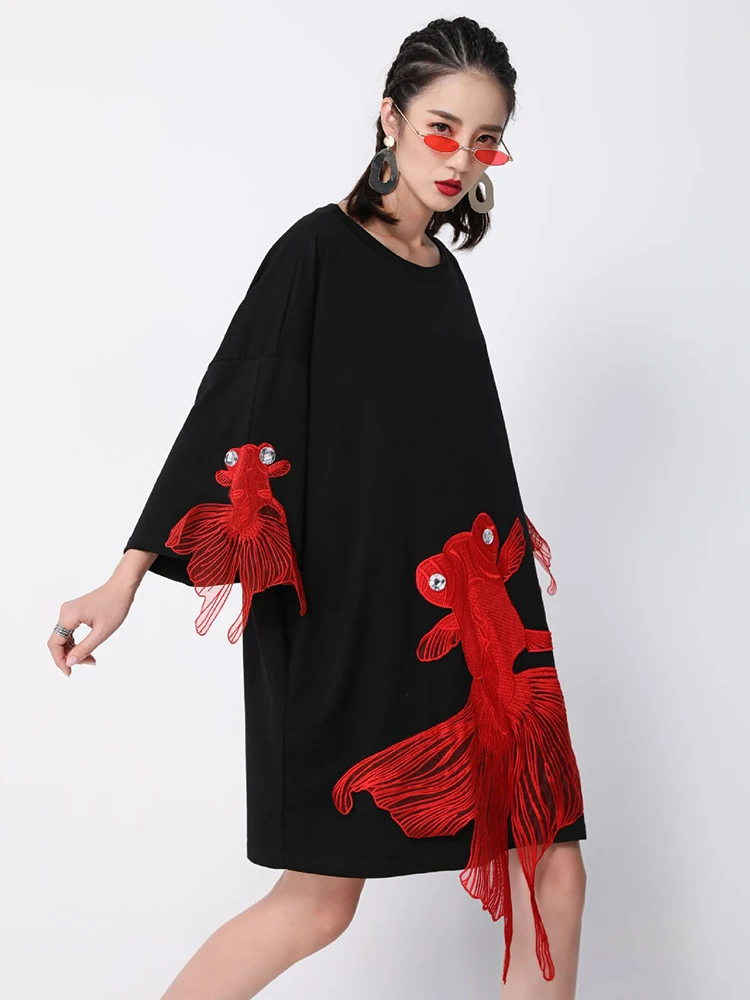 [EAM] Women Black Fish Embroidery Knee Length Big Size Dress New Round Neck Wrist Sleeve Fashion Tide Spring Autumn 2026 OA868