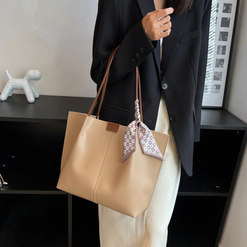 Simple Women's Large Capacity 2024 New Personalized Summer Shoulder Trendy Leisure Commute Tote Bag