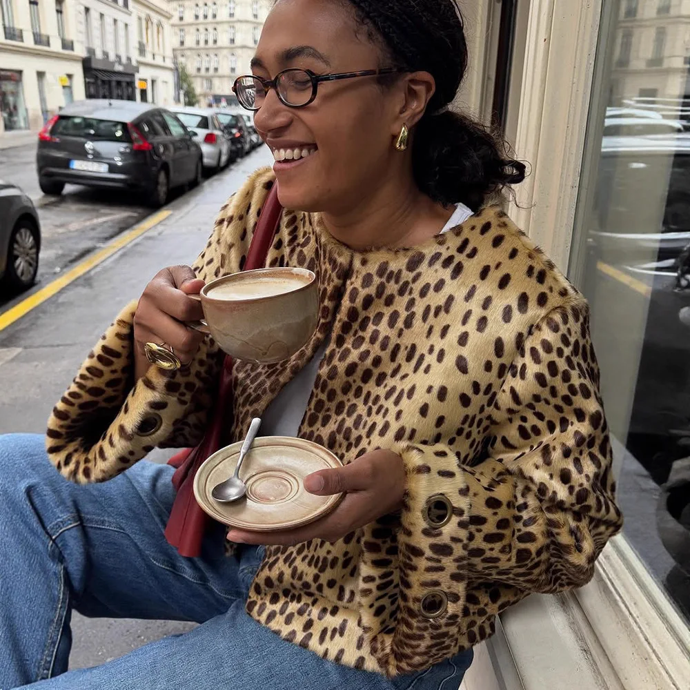 New Outerwear Women's Winter Jacket Fashionable Casual Style Warm Leopard Print Short Jacket Women 2025 Autumn Winter New Style - 2