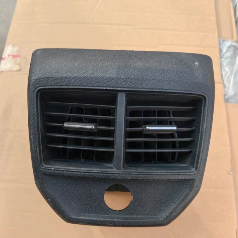 YL004088ZD 9816002677 suitable for Peugeot 4008 5008 the rear air outlet
