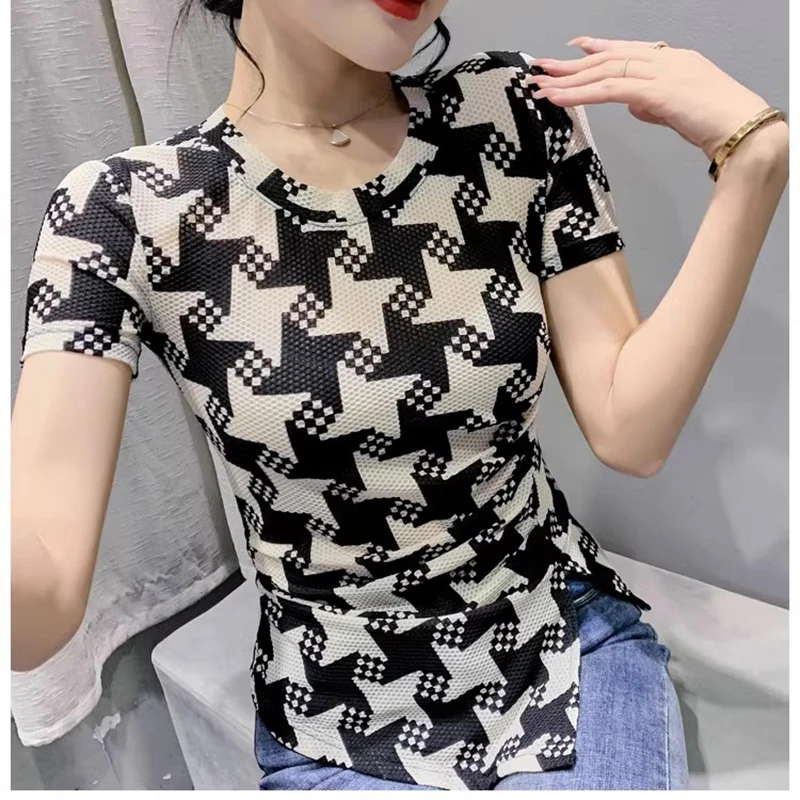 

Fashionable printed mesh T-shirt, women's short sleeved European design, slit top, stylish and slim fitting small shirt trend