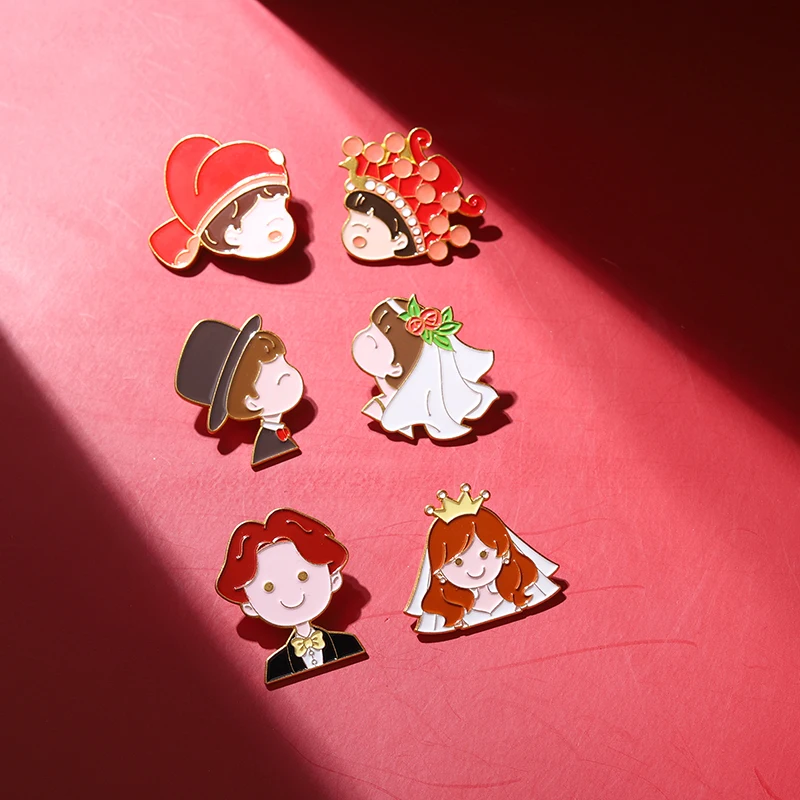 

Enamel Pins Custom Bride Groom Chibi Brooch Lapel Badge Bag Cartoon Jewelry Gift for Couples Friends Chinese Western Wedding