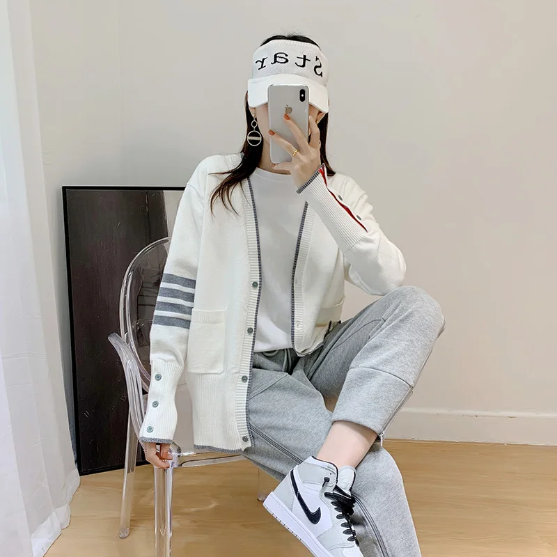 뜨개질 여성용 V넥 니트 가디건, 스포티한 와플 후드로 새롭게 찾아온 가을 패션! 뜨개질 여성용 V넥 니트 가디건, 스포티한 와플 후드로 새롭게 찾아온 가을 패션!