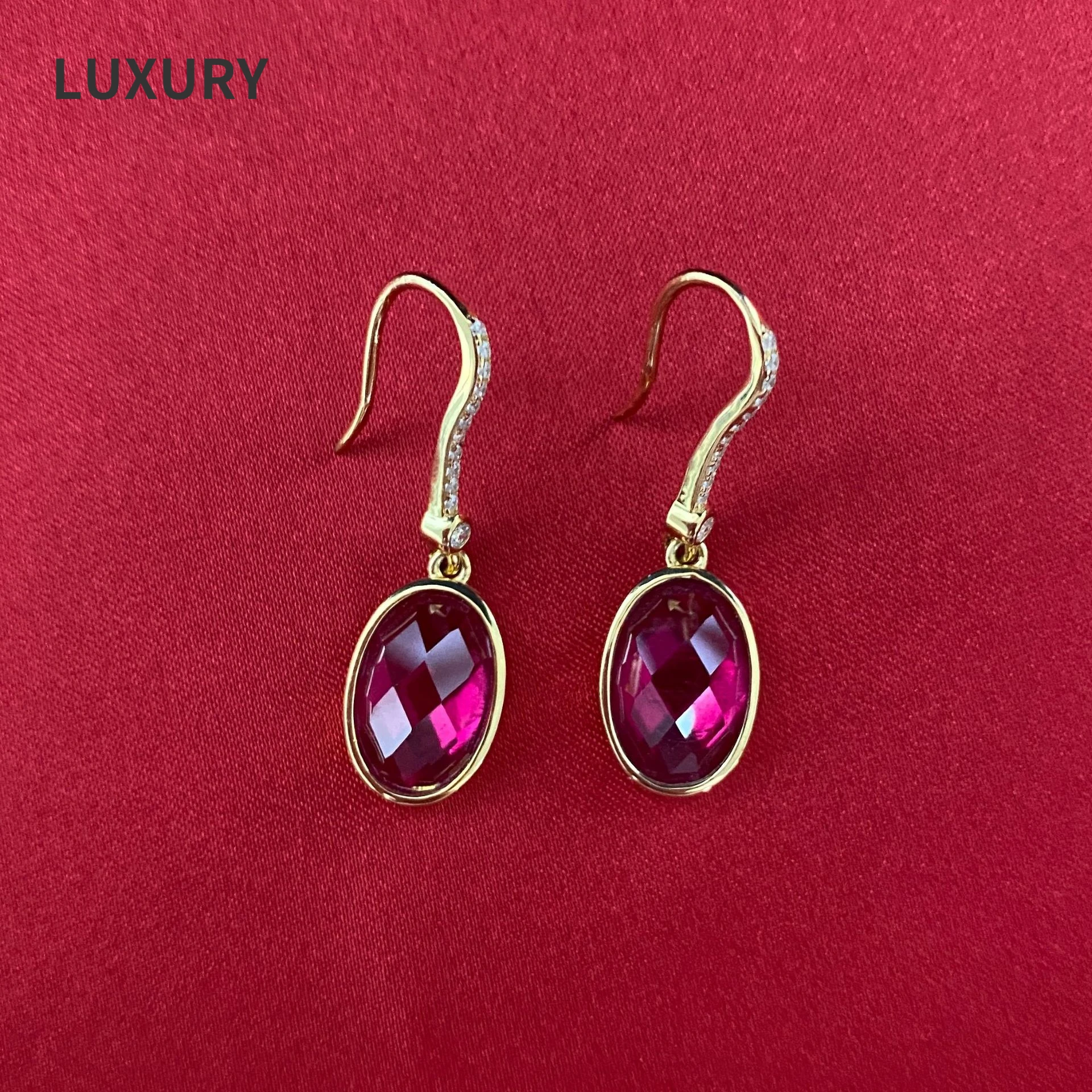 

Серьги из серебра 925 пробы с красным высокоуглеродистым бриллиантом 3,5 Карата, 7 х11 мм