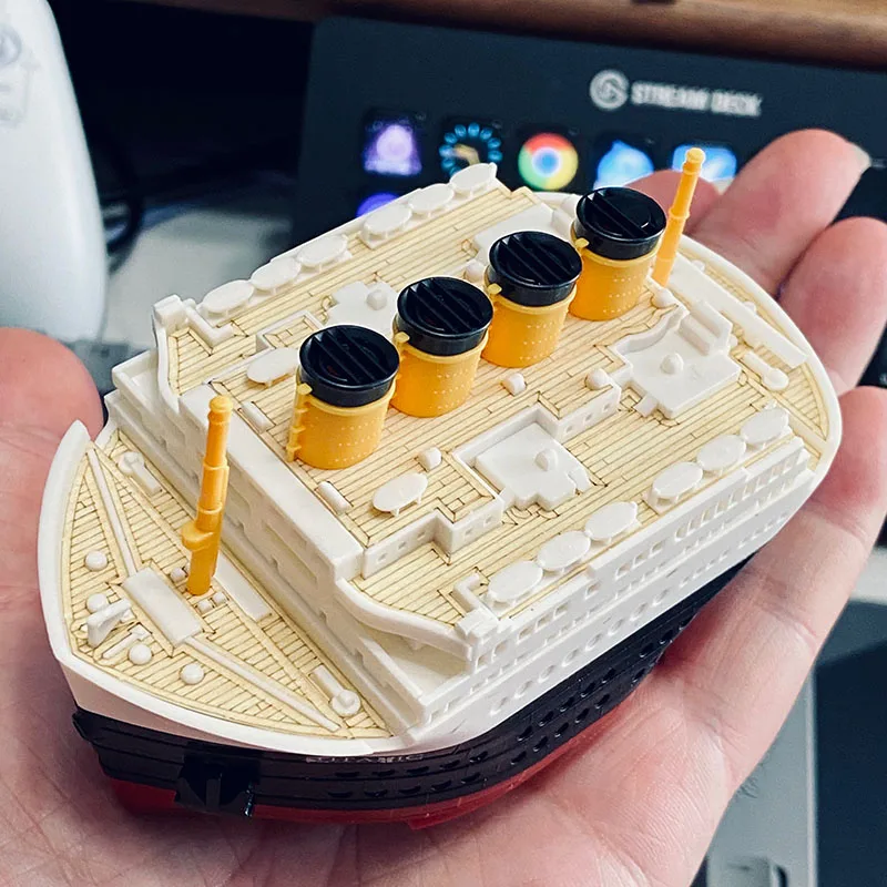 

Q Version of Titanic Royal Cruise Ship MOE-001 Non-adhesive Color Model Quick Assembly Version