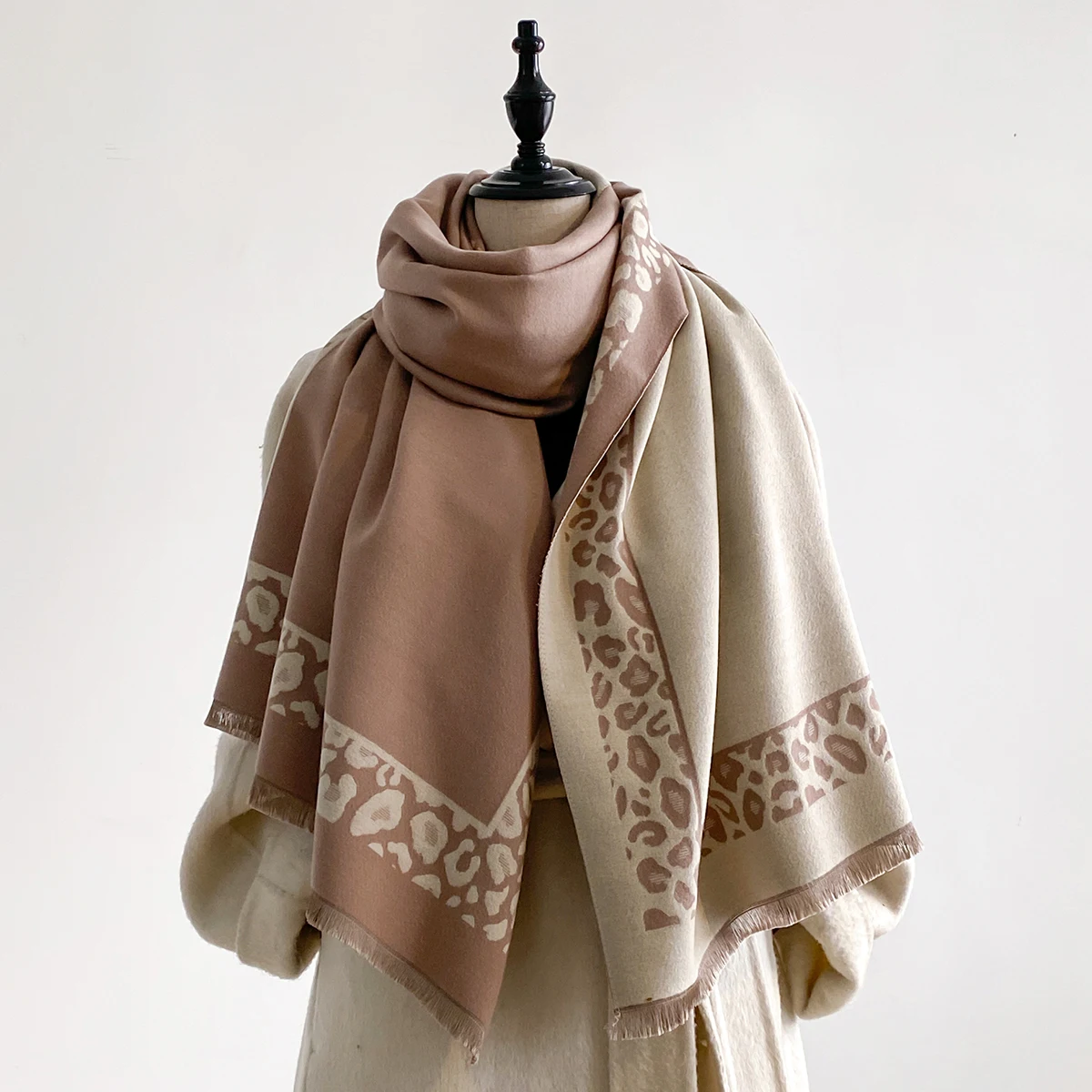 New Luxury Winter Cashmere Retro Leopard Print Scarf Women Warm Pashmina Poncho Scarves Fashion Shawl Thick Foulard Bufanda 2025