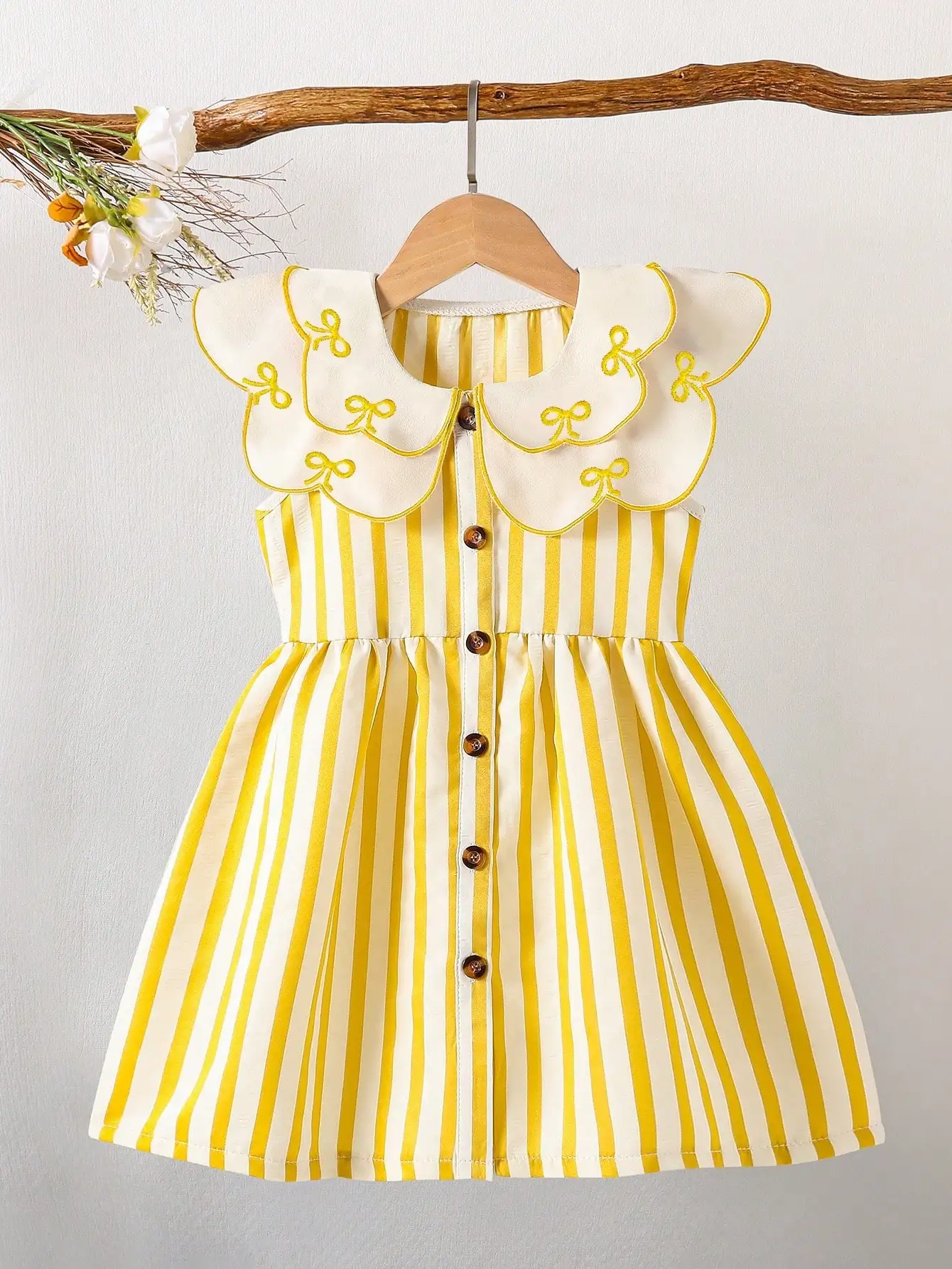 (5120) Sommerliches, frisches und energiegeladenes, mehrfarbiges, weiß gestreiftes Kleid für kleine Mädchen mit Puppenkragen und Schleifenstickerei im süßen Retro-Stil, geeignet für Freizeitparks, Themenpartys, Urlaub