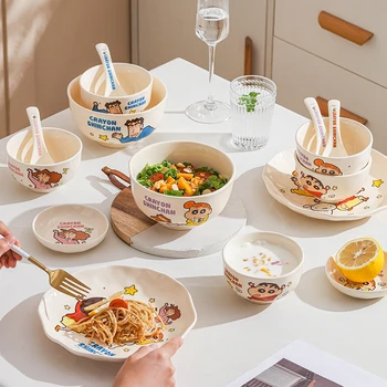 Crayon Shin-chan Set in ceramica Ciotola di riso Cucchiaio Piatto Cartone animato Stoviglie genitore-figlio per la casa Utensili da cucina carini Regali per la famiglia