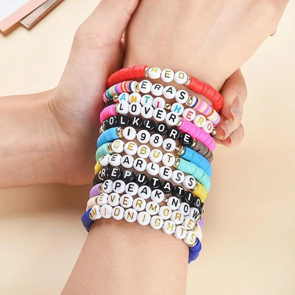 ARTESTAR Perline da 3 mm per bracciali, perline da infilare con lettere e Smiley, perline di vetro colorate fai da te per bracciali, collane, anelli