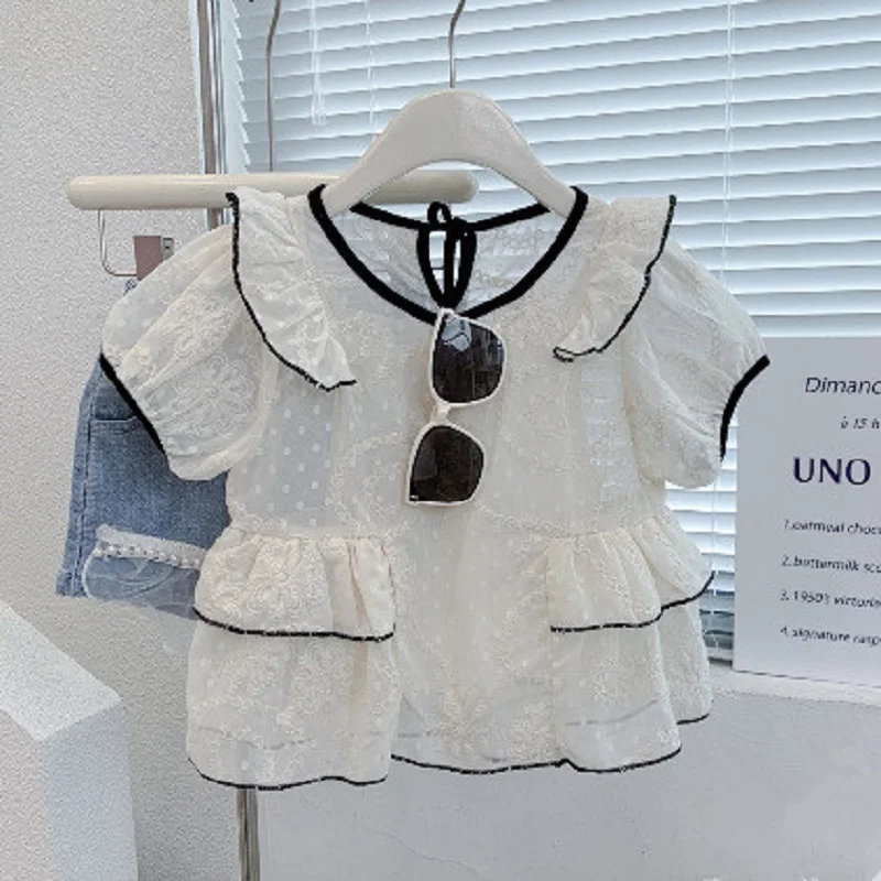

Одежда для девочек, Новинка лета 2023, костюм для девочек, кружевной топ с коротким рукавом, жилет на бретельках и кружевные джинсовые шорты с бисером, Модный комплект из трех предметов