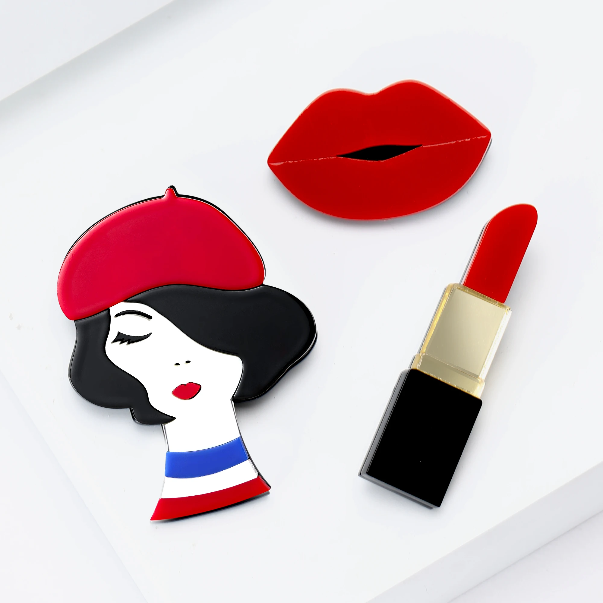 Beaut&Berry Acryl Mädchen Lippenstift Broschen für Frauen Charakter Lip Pins Casual Party Zubehör Geschenke Freunde Dekoration