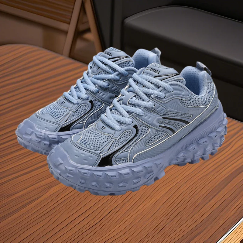 This model of the multi-functional and simple sports shoes adopts a thick-soled design and is suitable for sports wear.