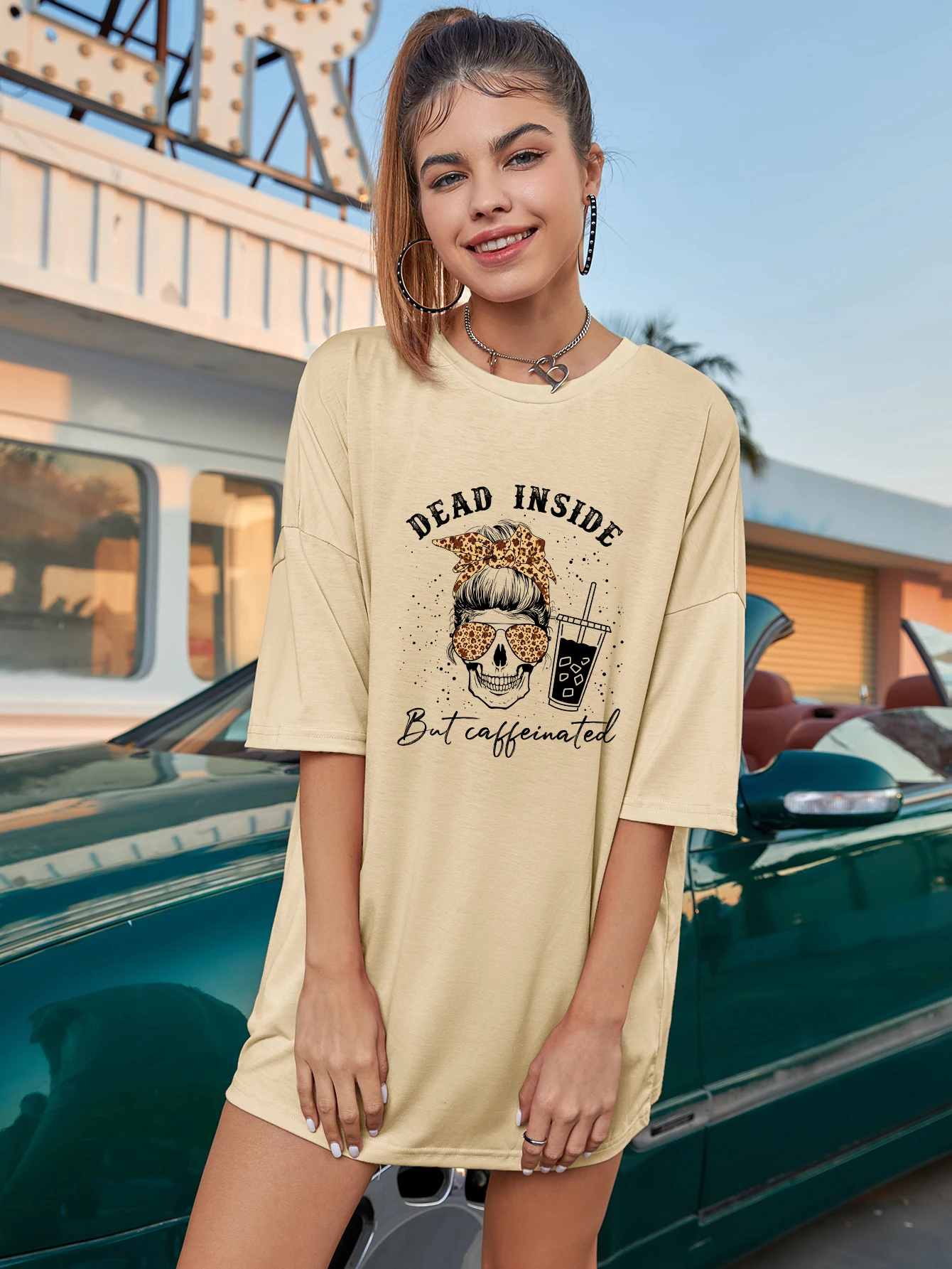 

Цветная рубашка оверсайз с надписью «dead inside but caffeinated», повседневная женская кофейная рубашка с черепом для мам