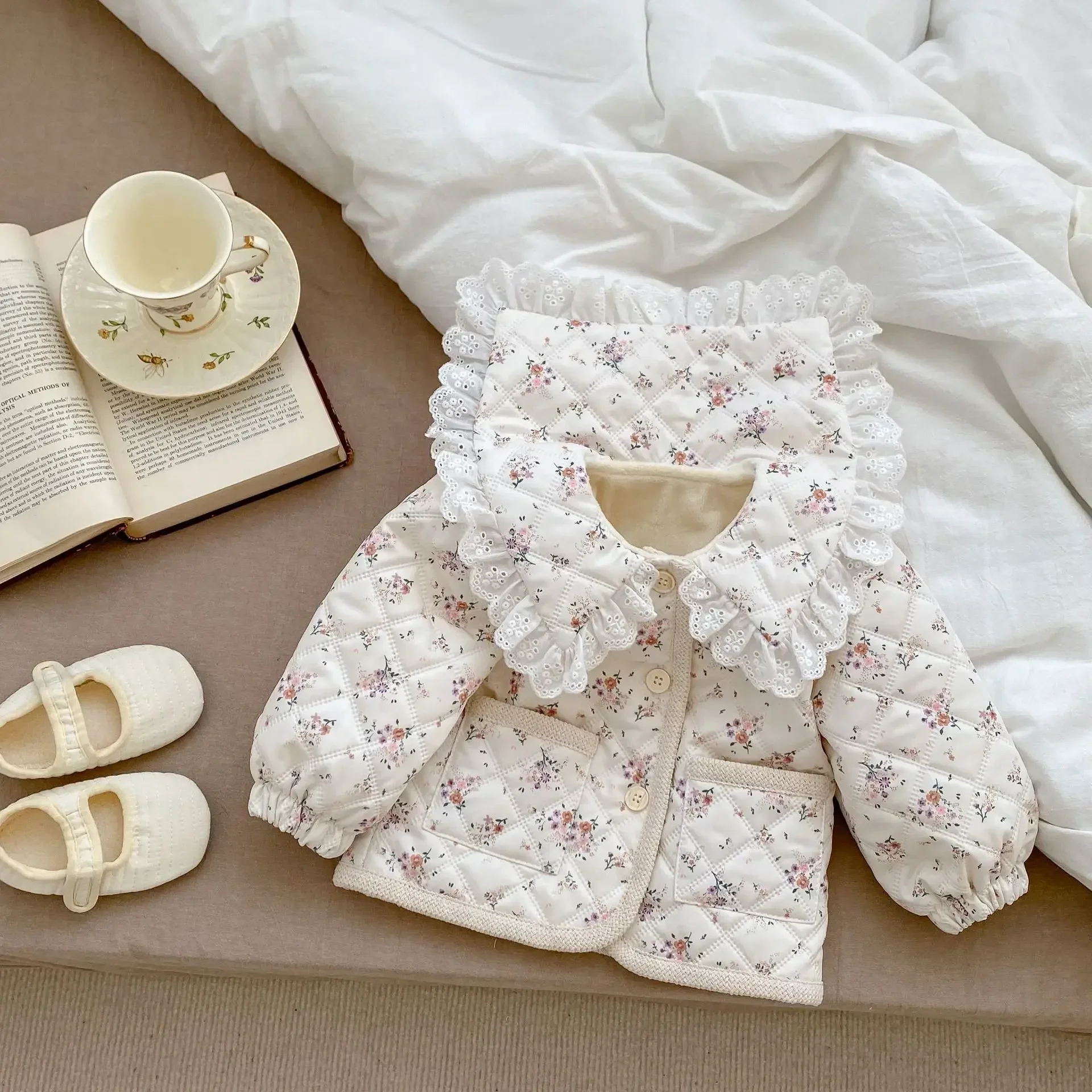 

2023 Winter New Baby Long Sleeve Fleece Warm Coat Infant Girls Floral Lace Lapel Cardigan Cotton Padded Jacket Casual Clothes