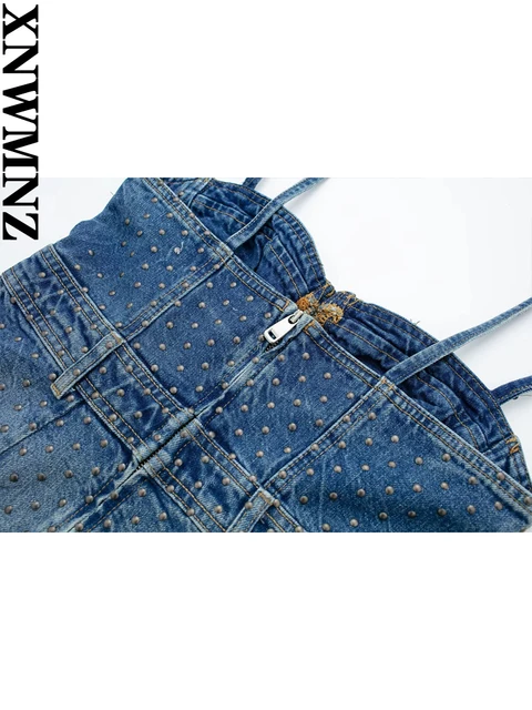 레트로 감성을 품은 XNWMNZ 스터드 데님 뷔스티에 드레스
