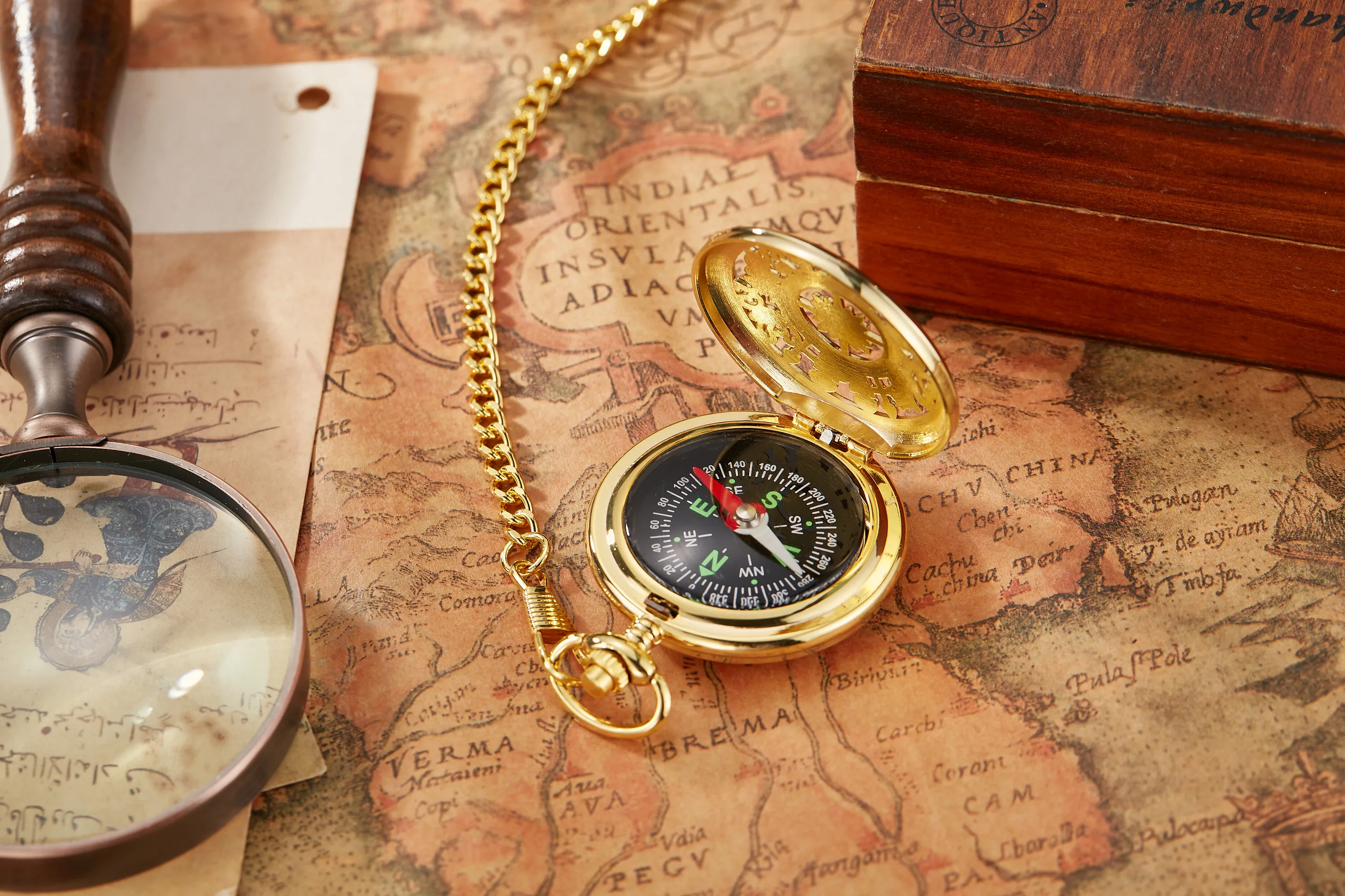 Creative Compass Pocket Watch Hollowed Out Classic Flip Compass Outdoor Hiking Chain Pendant Men Women Pocket Watch Reloj