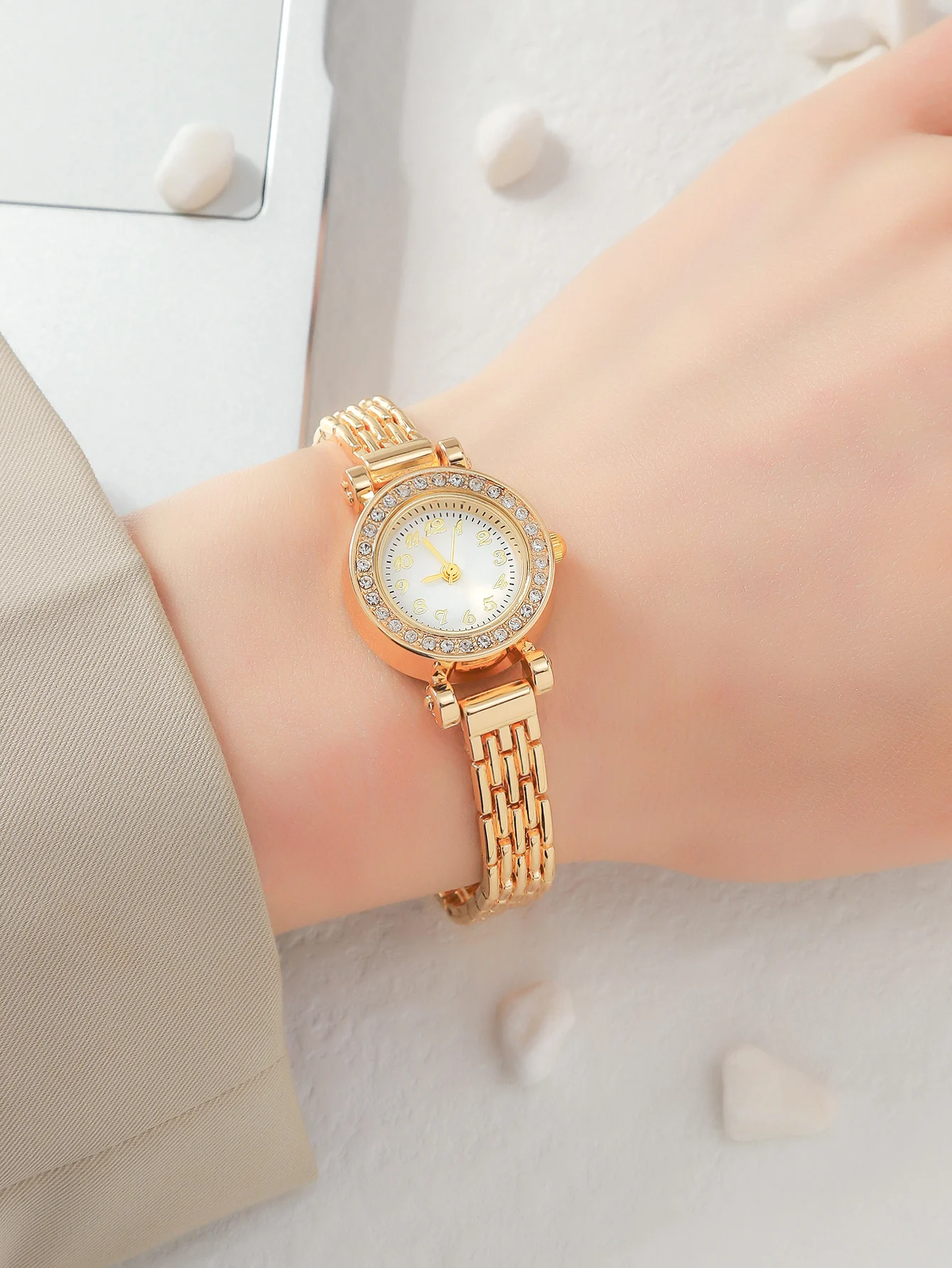 Simple-And-Fashionable-Women-s-Quartz-Watch-With-Rhinestones.jpg
