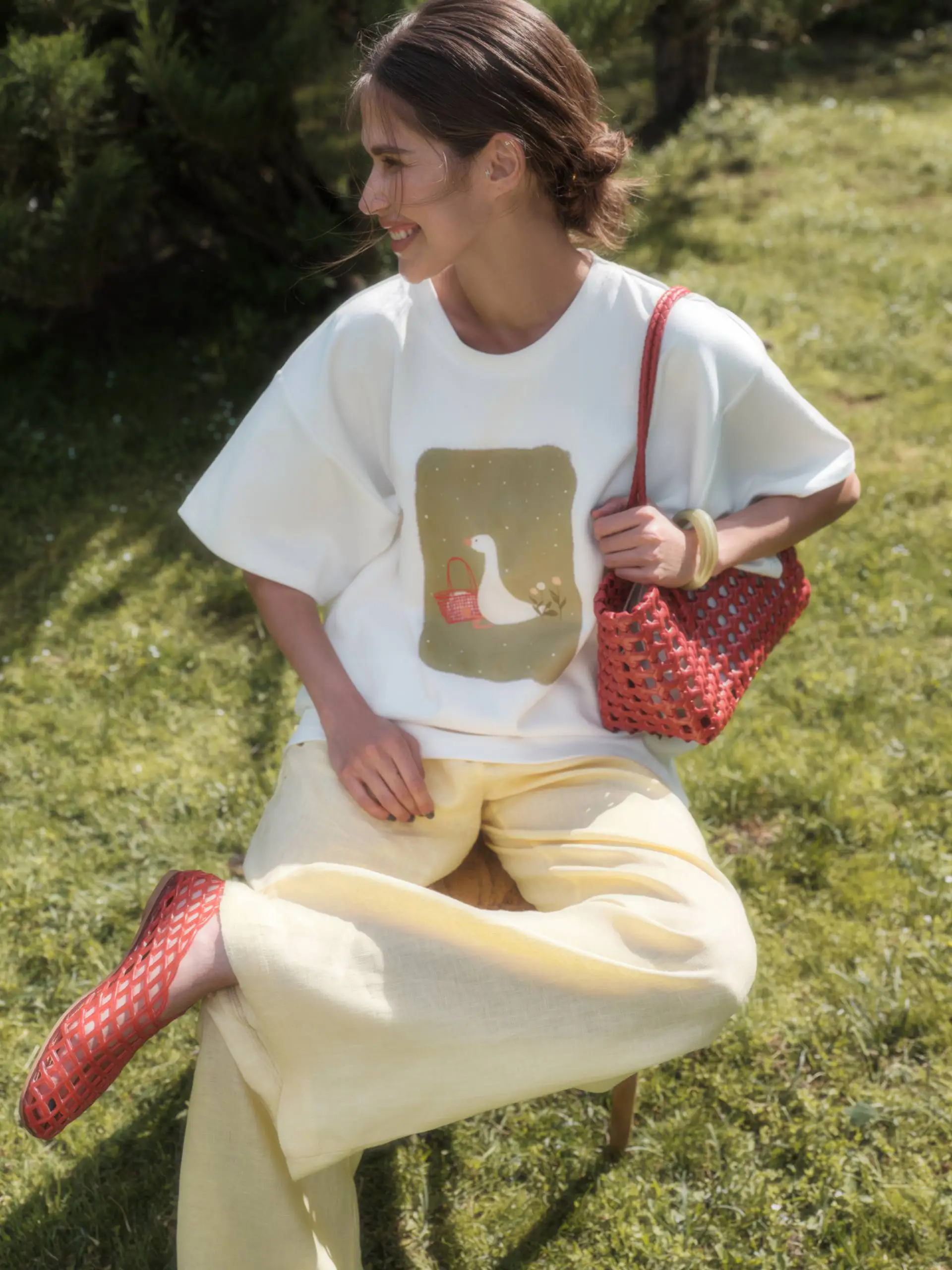 dettaglio stampa geometrica su t-shirt in cotone