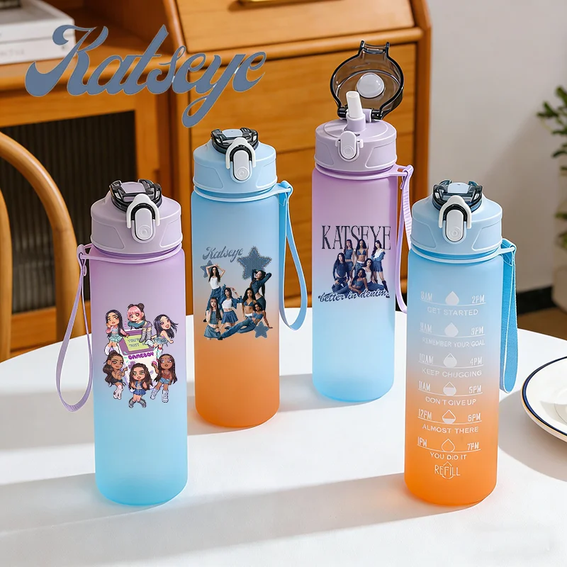 750ML Kpop Katseye Farbverlauf Wasserflasche Beliebter Cartoon-Druck Mädchen Trinkflasche Frauen Outdoor Tragbare Strohflasche