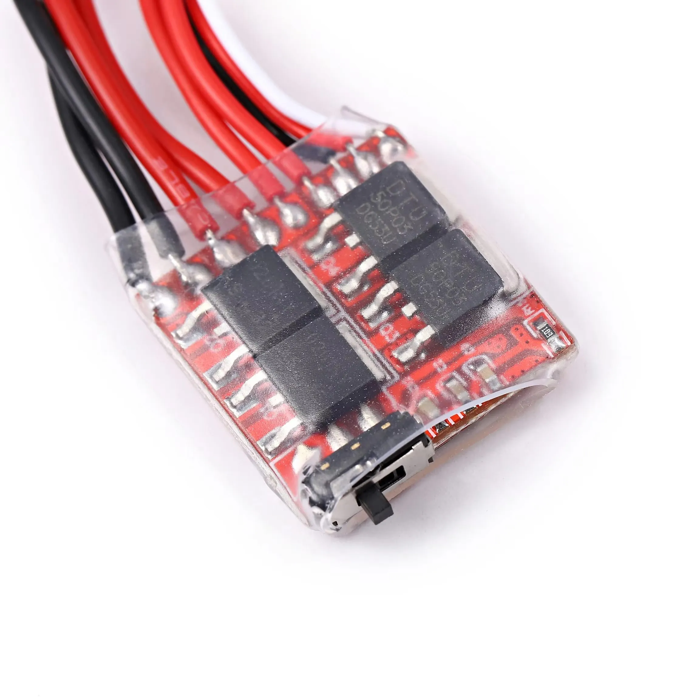 Module RC pas cher : Mini contrôleur de vitesse ESC 30A posé sur une surface de travail