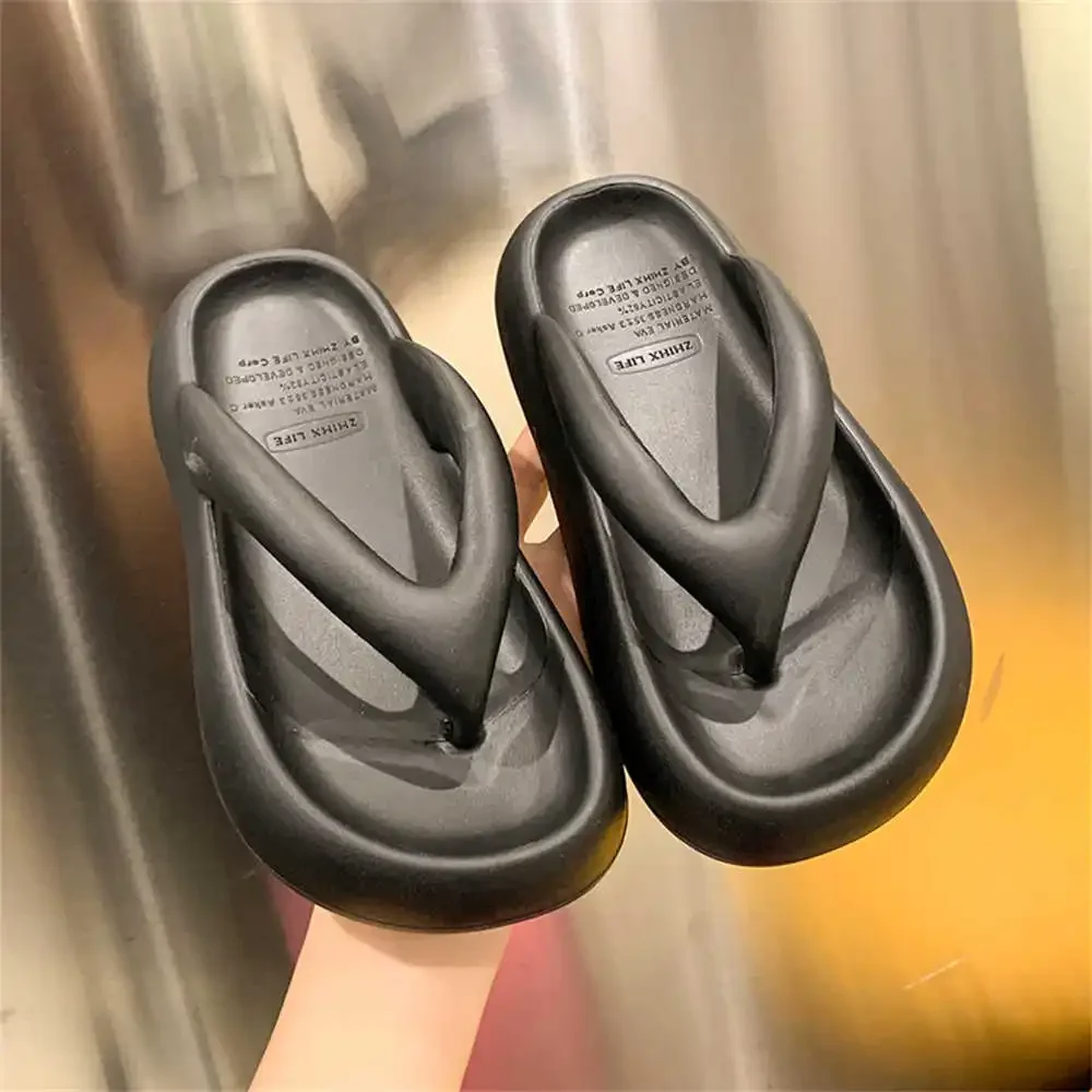 Leggero Kawaii Womans Unisex Water Shoes Sandali Con Tacco Basso Pantofole Di Marca Sneakers Da Donna Sport 2024 Regali Eleganti Obuv