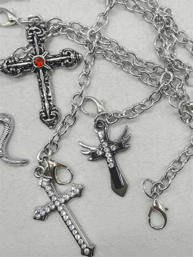 1 Stück Schlangen-Schuhkette DIY-Zubehör Glitzernde Kreuz-Schuhschnalle Dekorationen Skorpion-Schnürsenkelclip Abnehmbarer Flügel-Schnürsenkel-Charm – Detail 3