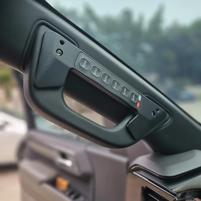 أزرار تحكم إضافية بشكل مقبض اليد للتحكم بالإضافات