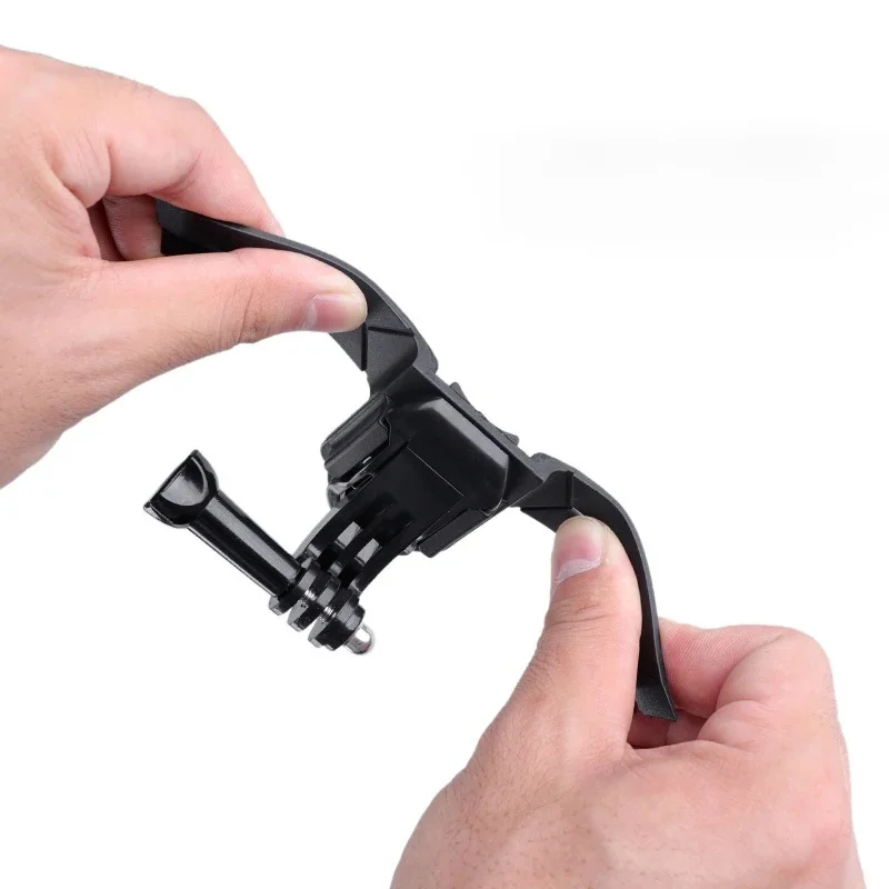 Vue rapprochée du support de mentonnière pour casque moto, montrant les fixations robustes.
