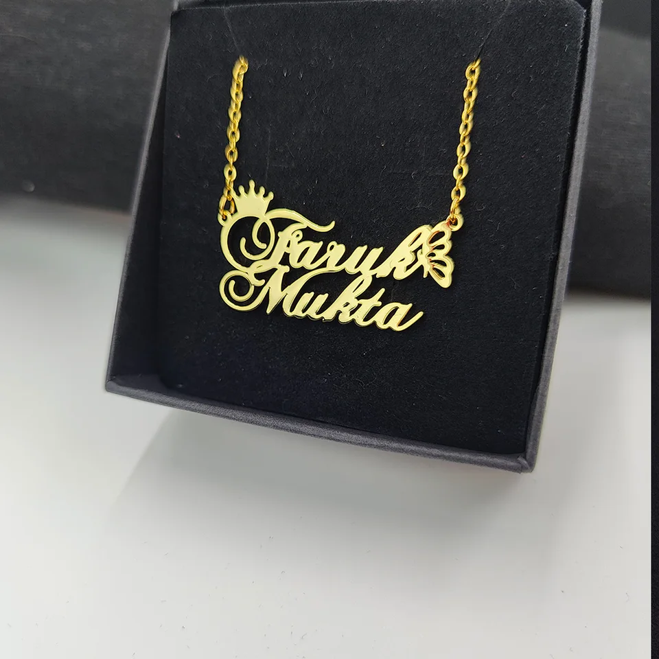 Collana con nome personalizzato con ciondolo a farfalla