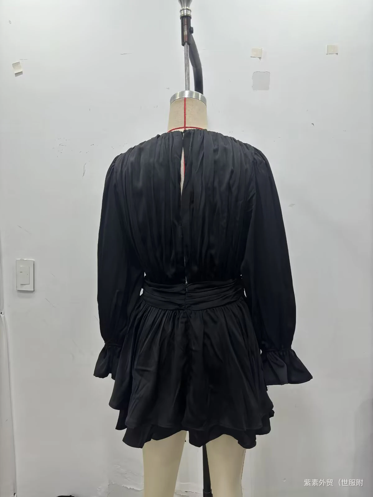 Frühjahr 2026: Neues Damenkleid im Retro-Stil – schlichtes, plissiertes, tailliertes Langarmkleid mit kurzem Rock – Detail 3