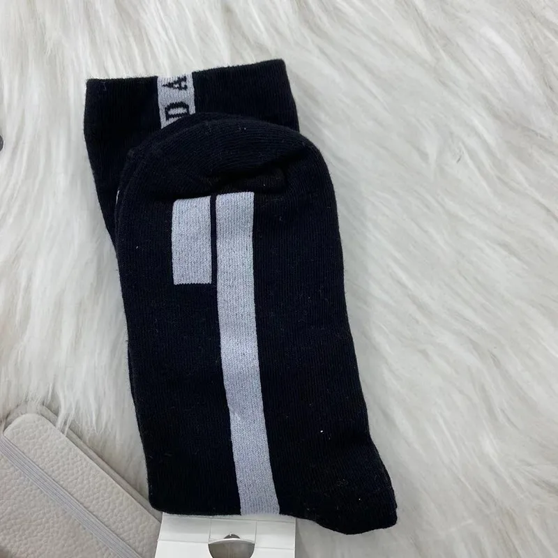 Fashion Pure Cotton Breathable Sweat Absorption Sports Socks for Men and Women Trend Luxury Long Tube Casual Socks