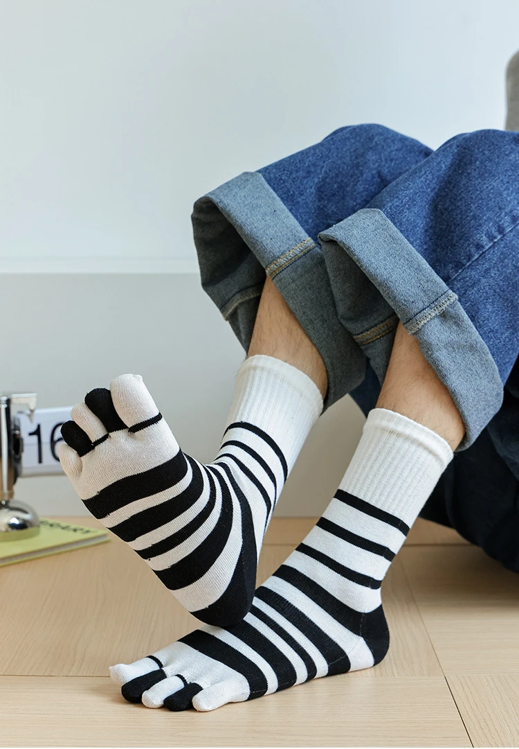 1 Paar Herren-5-Finger-Socken aus Baumwolle, klassisch, schwarz, weiß gestreift, Zebra-Zehen-Sportsocken, geruchshemmend, schweißableitend, fünf Zehenpartie, geteilte Zehenpartie – Detail 1