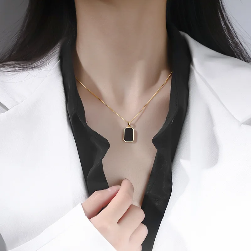 Tanio Czarny wisiorek naszyjniki dla kobiet kobieta prezent kwadrat geometryczny sklep