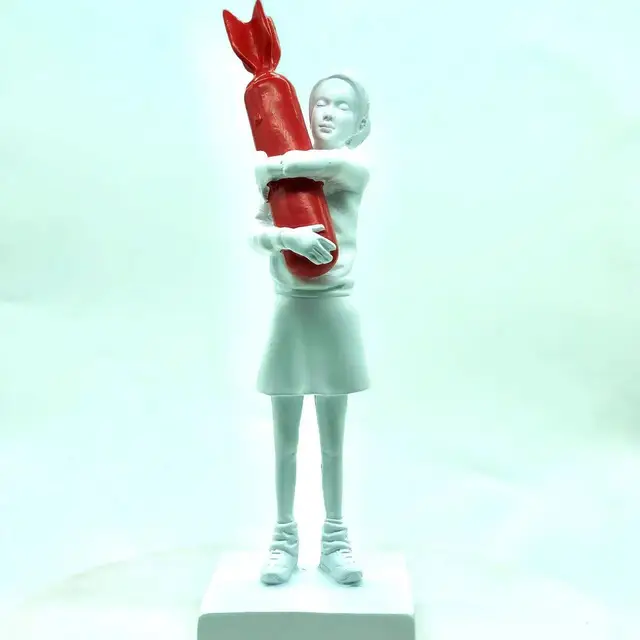 Nordic Personalised Home Decoration Hugging Bomb Girl Resin Statue Banksy Living Room Desk Decor Sculpture Figurines Art Gift