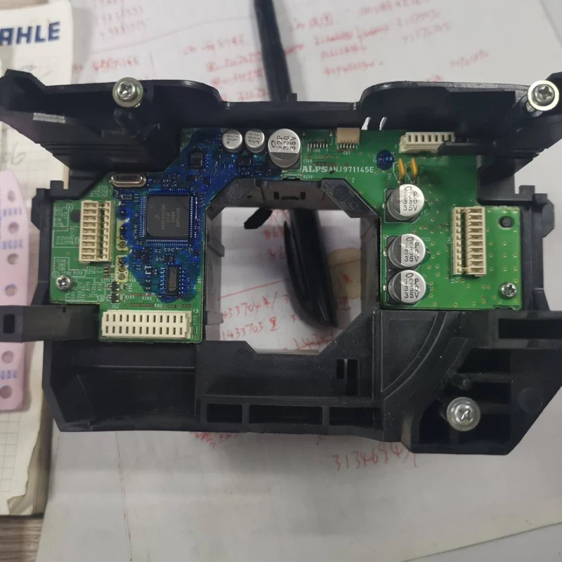 

Lever seat 20 13-vo l vo XC 70 steering wheel fixing bracket combination switch bracket four plug steering wheel lever seat