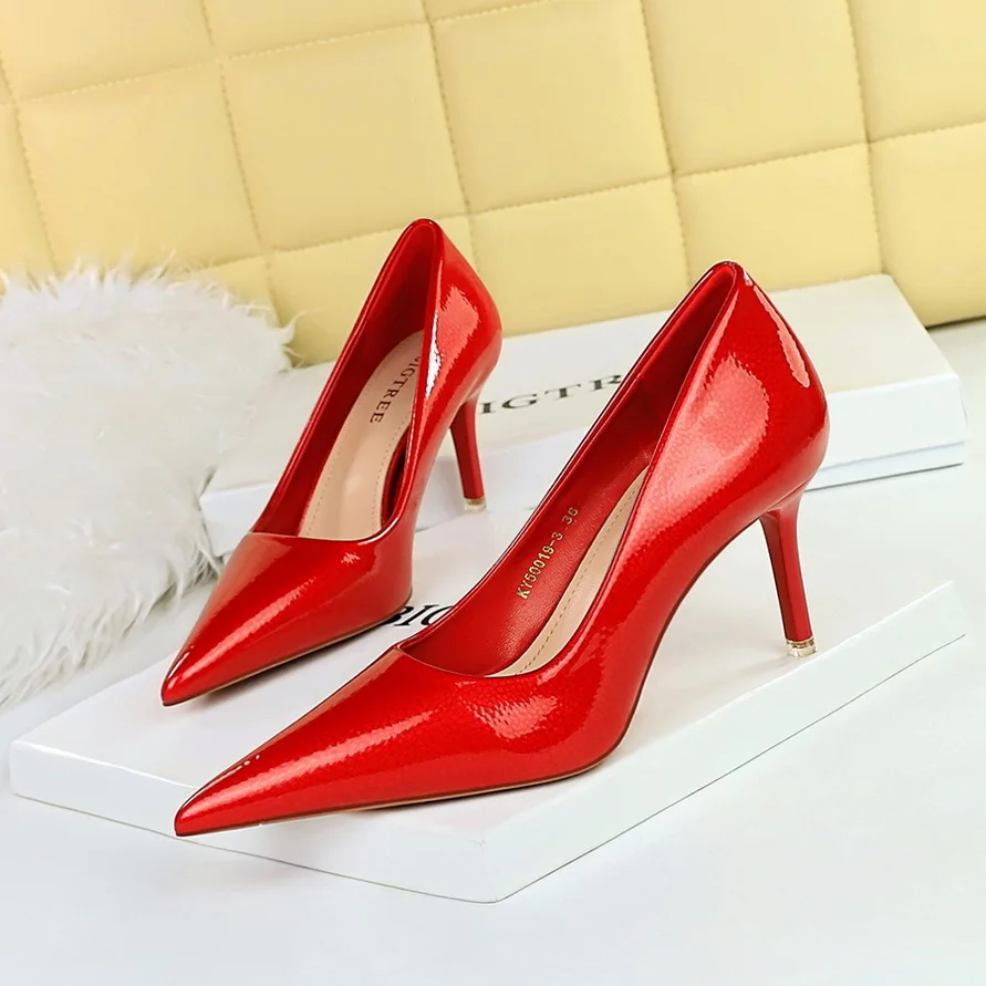 thumbnail image 1 of Zapatos de mujer minimalistas, delgados, clásicos, ultraaltos, con tacón de boca baja, puntiagudos, de cristal, lacados, de cuero, para banquetes, 1 of 5