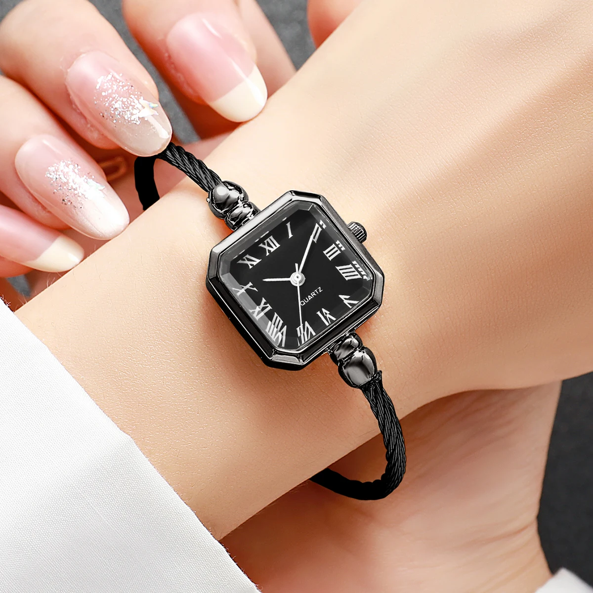 1/4pcs Women's Gift Watch Exquisite Light Luxury Simple Small Dial Korean Bracelet Quartz Watch (Box Not Included)