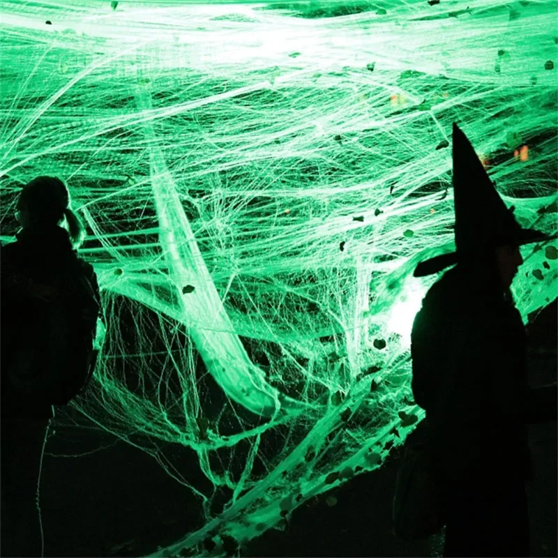 Im Dunkeln leuchtende Spinnennetze und gefälschte Spinnen, weiße Stretch-Spinnweben, Halloween-Dekorationen, Outdoor-Horror-Spukhaus-Dekor-Requisiten