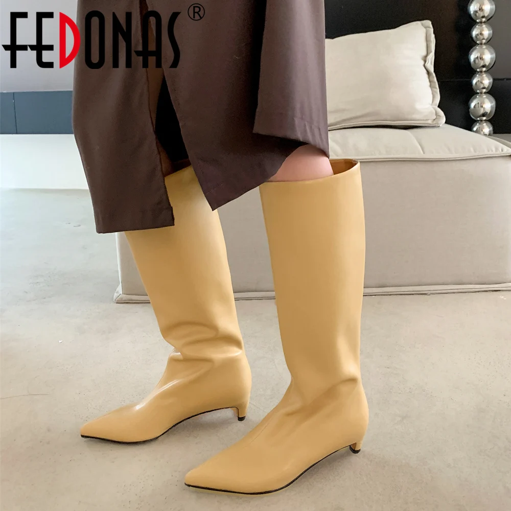 

FEDONAS/элегантные женские сапоги до колена с острым носком; Коллекция 2023 года; Сезон осень-зима; Женская офисная обувь из натуральной кожи на тонком каблуке; Вечерние