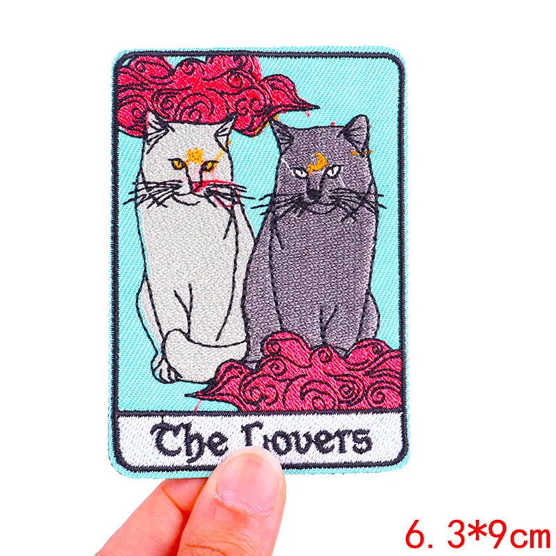 Toppa Ricamata A Forma Di Gatto Rosso Con Cuore - Applique Termoadesiva Da Cucire Su Abiti, Zaini E Jeans - Dimensioni 7.1 X 6.7 Cm
