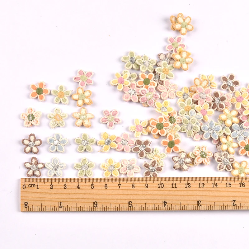 30pcs 1.5cm 미니 꽃 아플리케 패치 DIY 바느질 공예 용품 의류 모자 가방 장식 접착제 없음 cp4326
