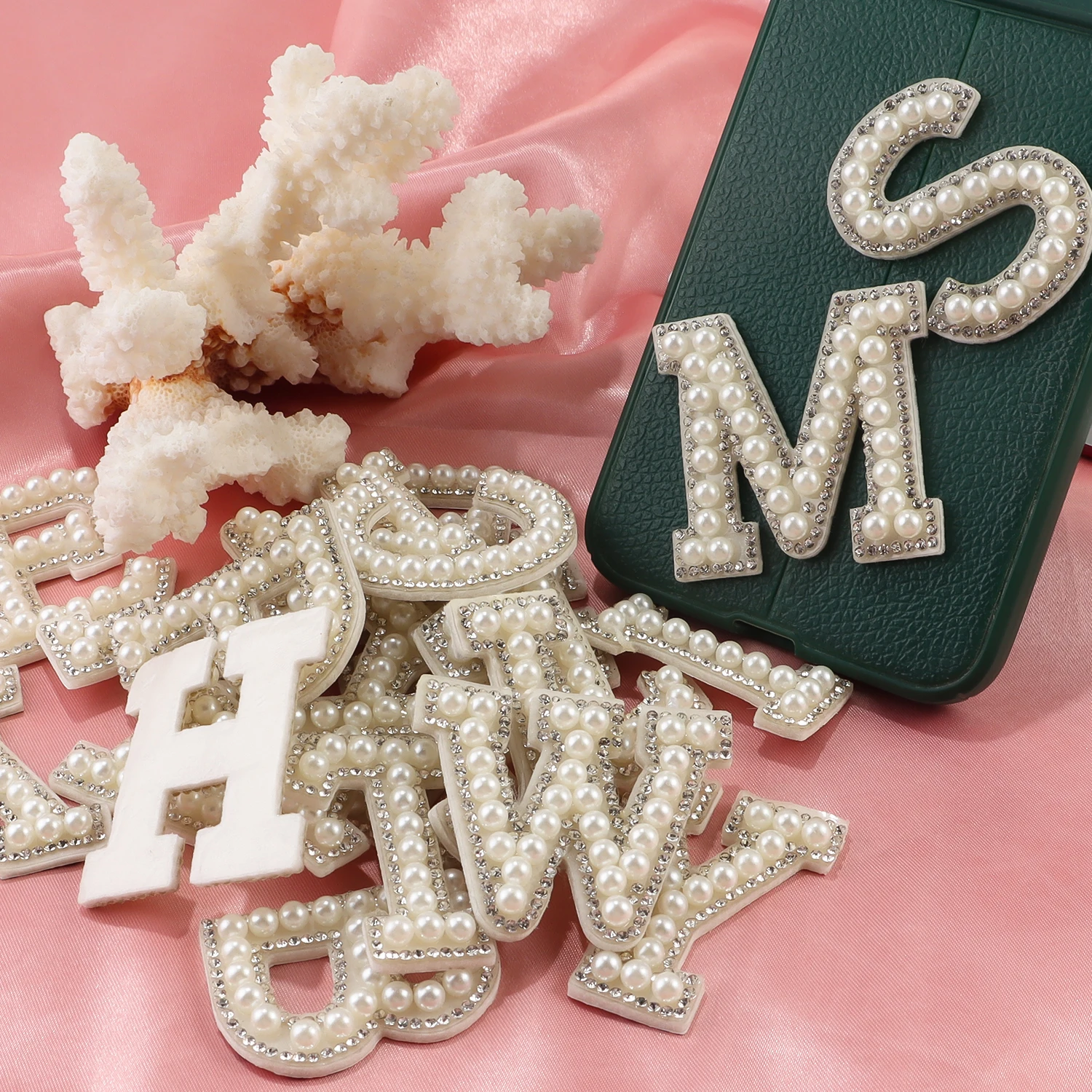 Strass Buchstaben-Patches „M“ – 2 Stück, Schwarz-weiß, Zum Aufbügeln – Für Kleidung, Hüte & Taschen