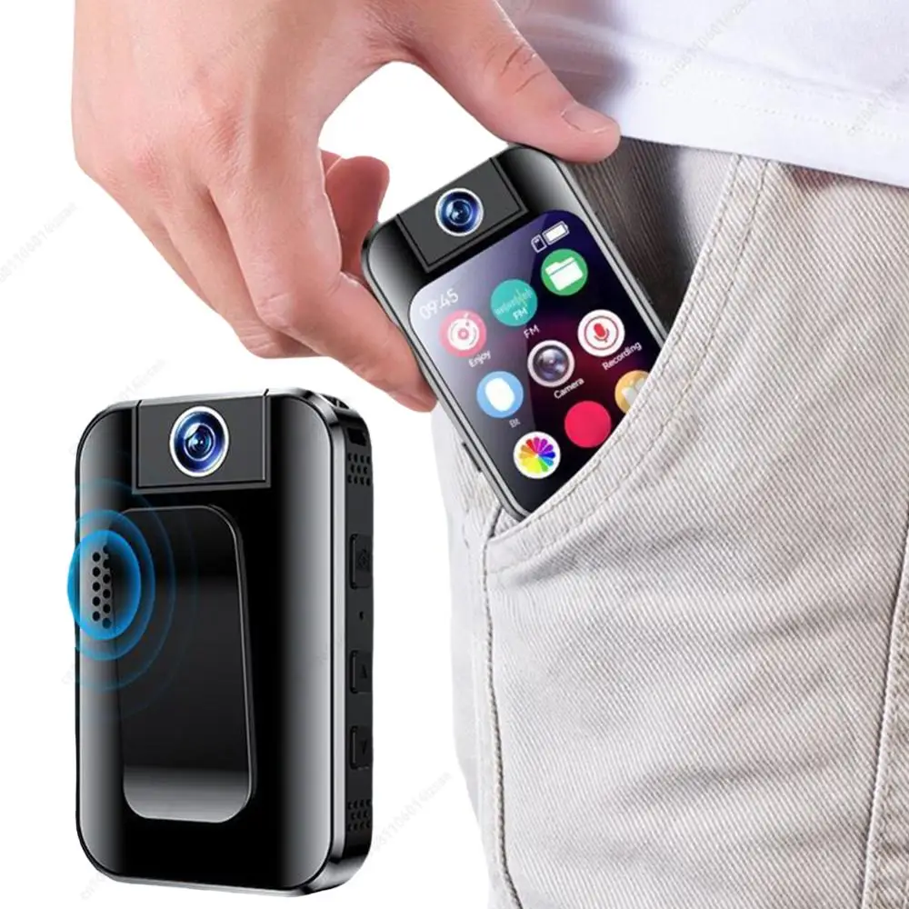 Écran tactile lumineux sur une caméra d'action 5K de poche, facile à utiliser en extérieur.