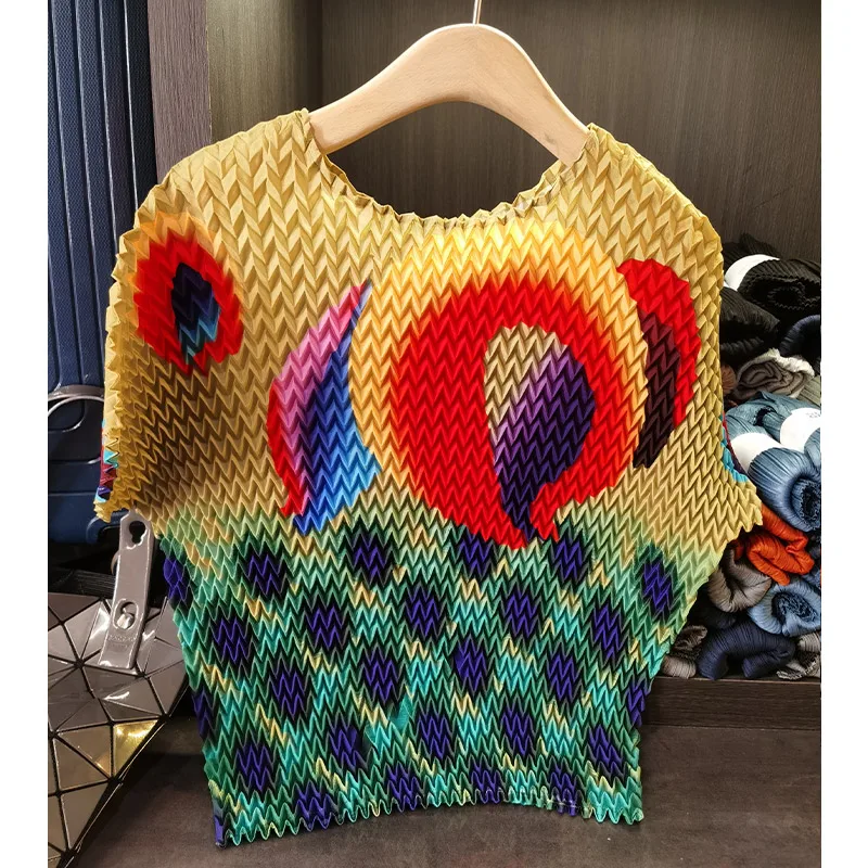 

Design sense niche abstract print wave pleat tops female summer new take round neck short-sleeved Miyake T-shirt women clothing