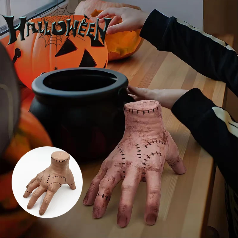Petits Gâteaux D'Halloween. Enfants Mignons En Costumes De Citrouille Chat Vampire Chapeau De Sorciere Chauve Souris Squelette Et Chat Noir