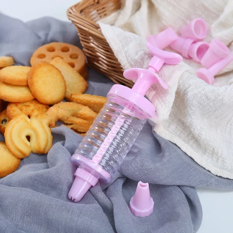 8 Pipe Nozzles with Syringe Plastic Cream Baking Nozzle Dispenser Icing Pastry Cream Tips Pastry Tube Decoration Tool