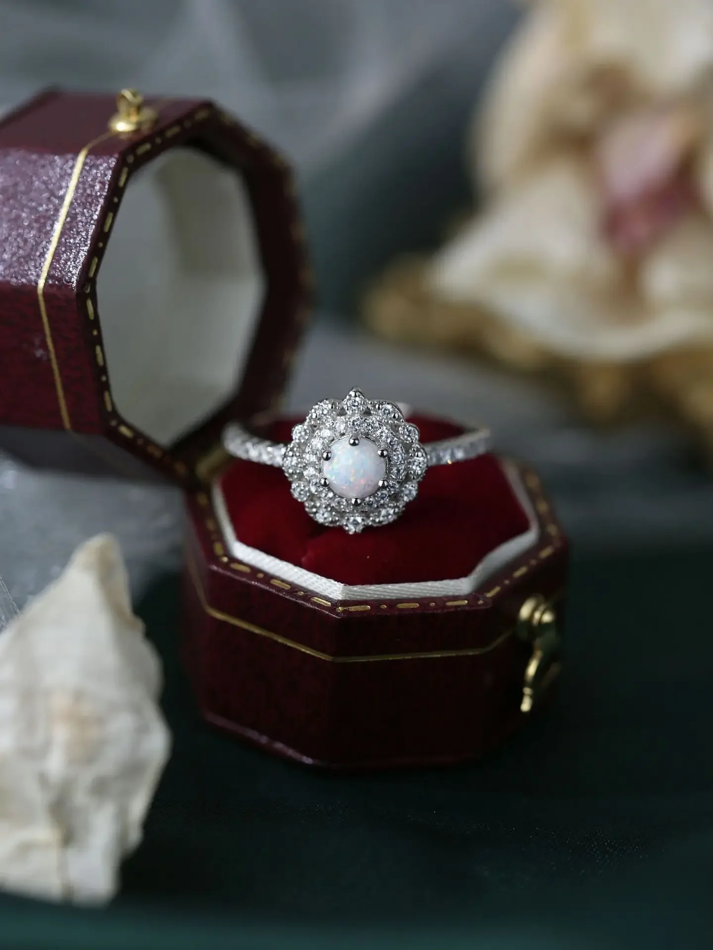 

Flower Shape Women's Ring Made of Pure 925 Silver, Zircon and White Opal with Delicate Style for Daily Office Wearing