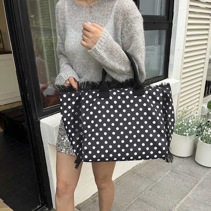 2026 Borse tote dolci di alta qualità per le donne Nuove borse a tracolla di grande capacità con temperamento in nylon di moda a pois - immagine 4